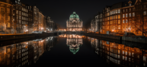 Dieses beeindruckende Foto zeigt Berlin bei Nacht. Die beleuchteten Gebäude und Brücken tauchen die Stadt in ein magisches Licht und offenbaren eine neue Seite ihrer Schönheit. Berlin bietet auch nachts zahlreiche Möglichkeiten für Freizeitaktivitäten und das Nachtleben. Ob Sie in einem Club tanzen, in einem Restaurant speisen oder einfach die Stadt bei Nacht erkunden möchten - Berlin hat für jeden etwas zu bieten.