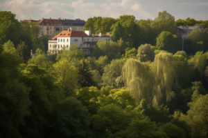  Eine Wohngegend in München mit Häusern und Wohngebäuden in verschiedenen Stilen und Größen. Bäume und Grünflächen sind in der ganzen Nachbarschaft zu sehen, und in der Ferne ist ein Park zu erkennen.